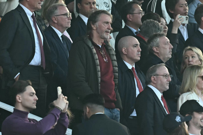 Man Utd owner who is 4 richest man has lost 12 trillion! Restructuring again?