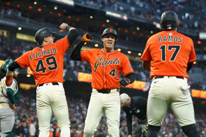Multi-hit! Lee Jung-hoo hits 5G in a row, batting average of 0.289 OPS 0.818 rise Flores 3 home runs, 8 RBIs, and one-man show SF 91 ATH