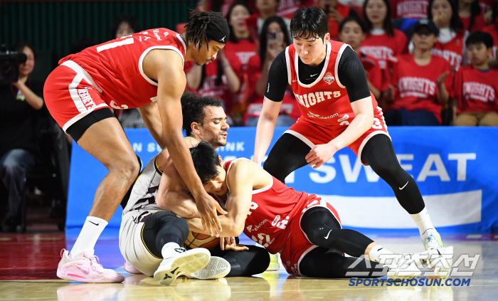  SK failed to challenge LG0% after winning the championship in 28 years. LG defeated 62 to 58 units after a bloody battle in Game 7. In the end, ace Maray and LG solved the winning curse