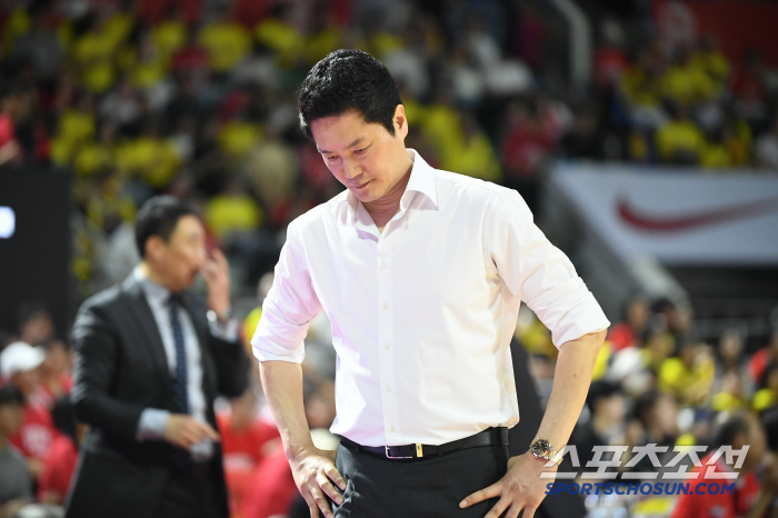  All the results are my responsibility. SK coach Jeon Hee-chul held back his tears. What kind of locker room issues did SK have in the PO