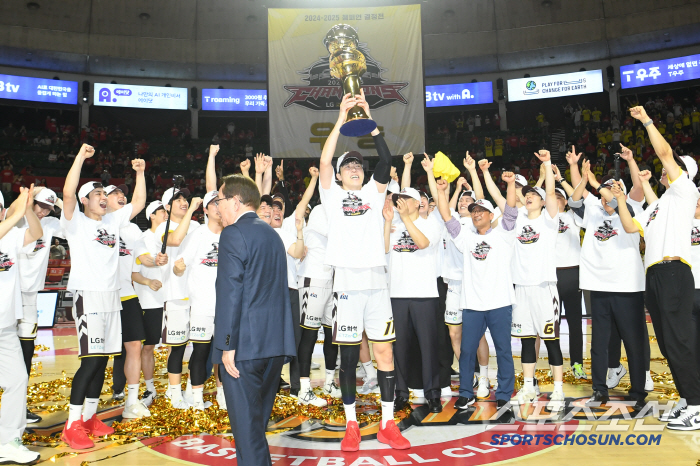  The oldest MVP, Heo Il Young. Director Cho Sang-hyun's endless diss. Tired style with a lot of worries lol