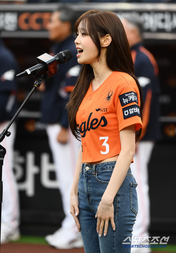  Chuu is singing the national anthem