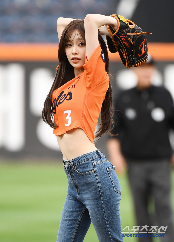  Victory fairy Chuu wears Eagles uniform for the third time and throws the first pitch