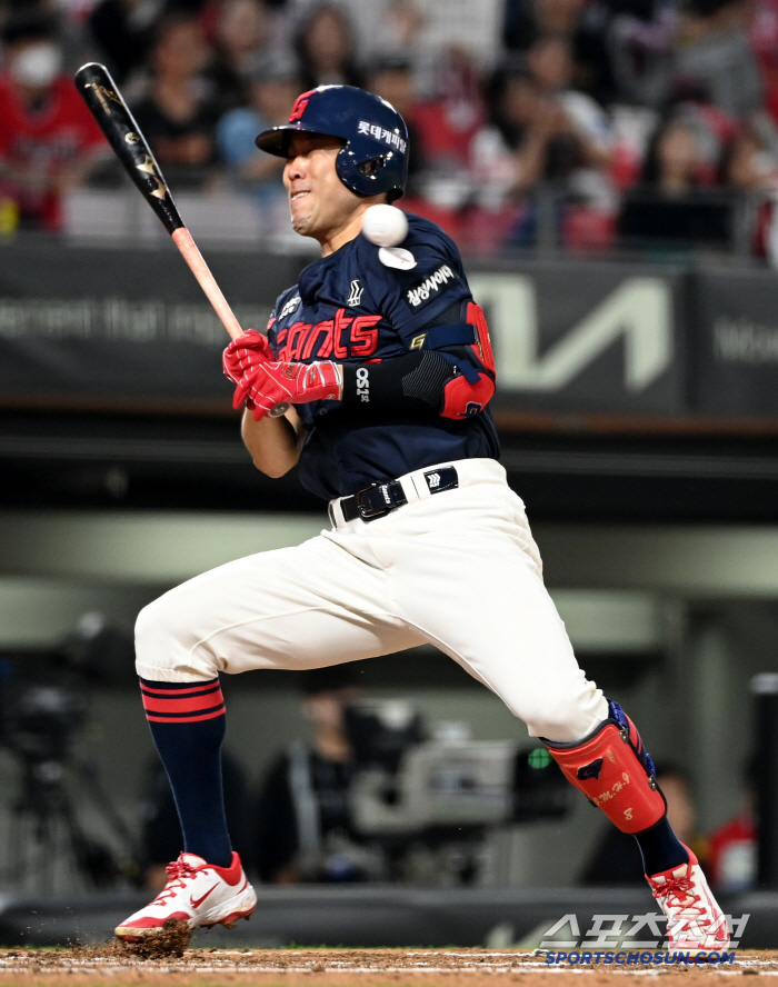 Shoulder shot Venkle crisis → Right arm hit directly by the ball...7 billion starts, 5 runs, and a direct hitI guess I.Replacement after 3 innings 