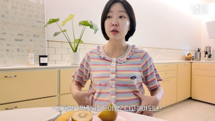 Twin Pregnant Lady Jane Talks About Pregnant Difficulties...My stomach is going to tear...It's hard to breathe. (Lady Jane)
