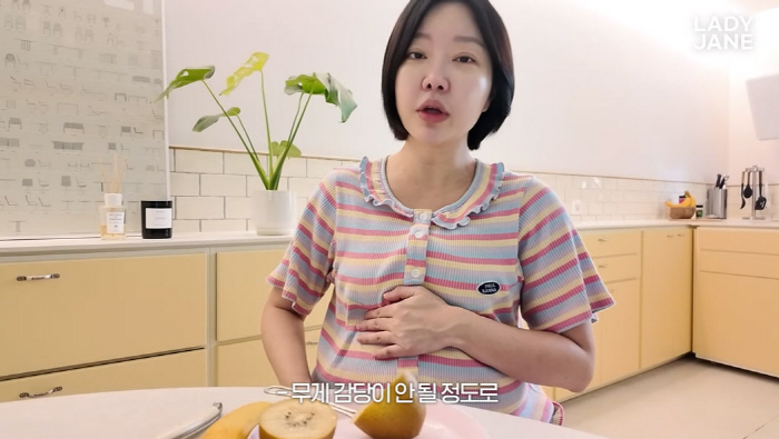 Twin Pregnant Lady Jane Talks About Pregnant Difficulties...My stomach is going to tear...It's hard to breathe. (Lady Jane)