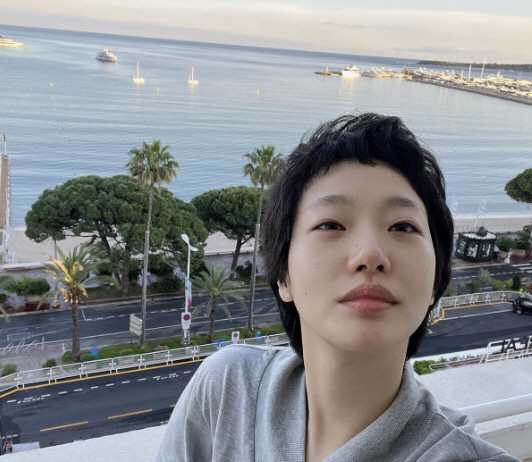 Who is it? Kim Go-eun, who is swollen, reveals her bare face at the Cannes Hotel