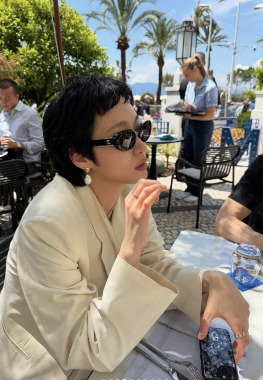 Who is it? Kim Go-eun, who is swollen, reveals her bare face at the Cannes Hotel
