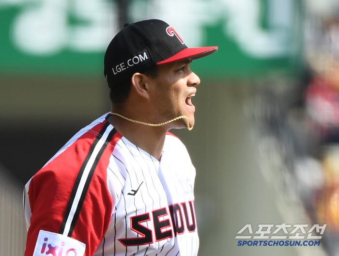 30 wins, first-come, first-served, first-served LG lead, and KT 5 to 1 complete defeat...Chirinos' 6 wins  Park Dong-won and Moon Bo-kyung's home run chorus 
