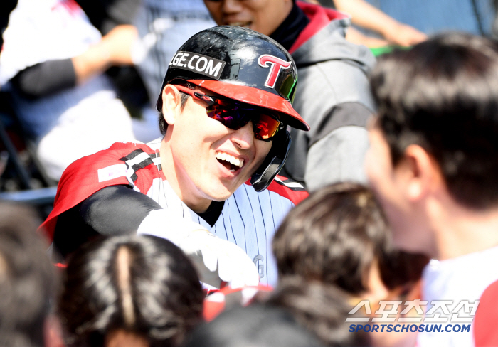 30 wins, first-come, first-served, first-served LG lead, and KT 5 to 1 complete defeat...Chirinos' 6 wins  Park Dong-won and Moon Bo-kyung's home run chorus 