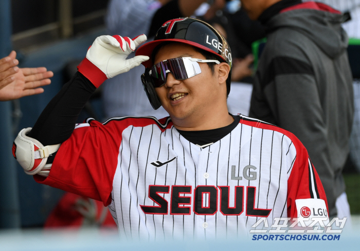 30 wins, first-come, first-served, first-served LG lead, and KT 5 to 1 complete defeat...Chirinos' 6 wins  Park Dong-won and Moon Bo-kyung's home run chorus 