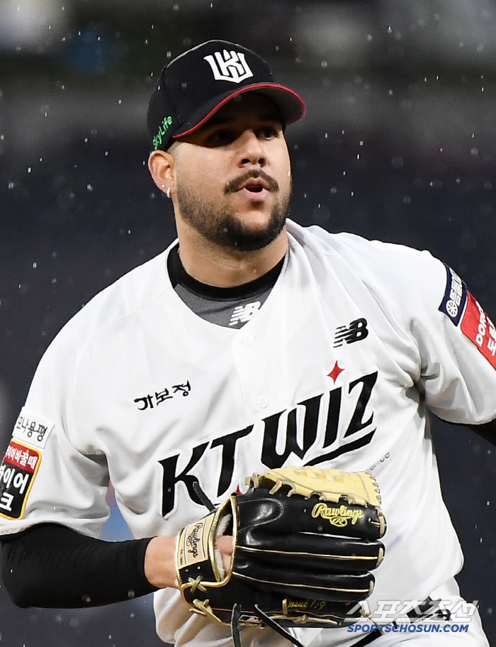 30 wins, first-come, first-served, first-served LG lead, and KT 5 to 1 complete defeat...Chirinos' 6 wins  Park Dong-won and Moon Bo-kyung's home run chorus 
