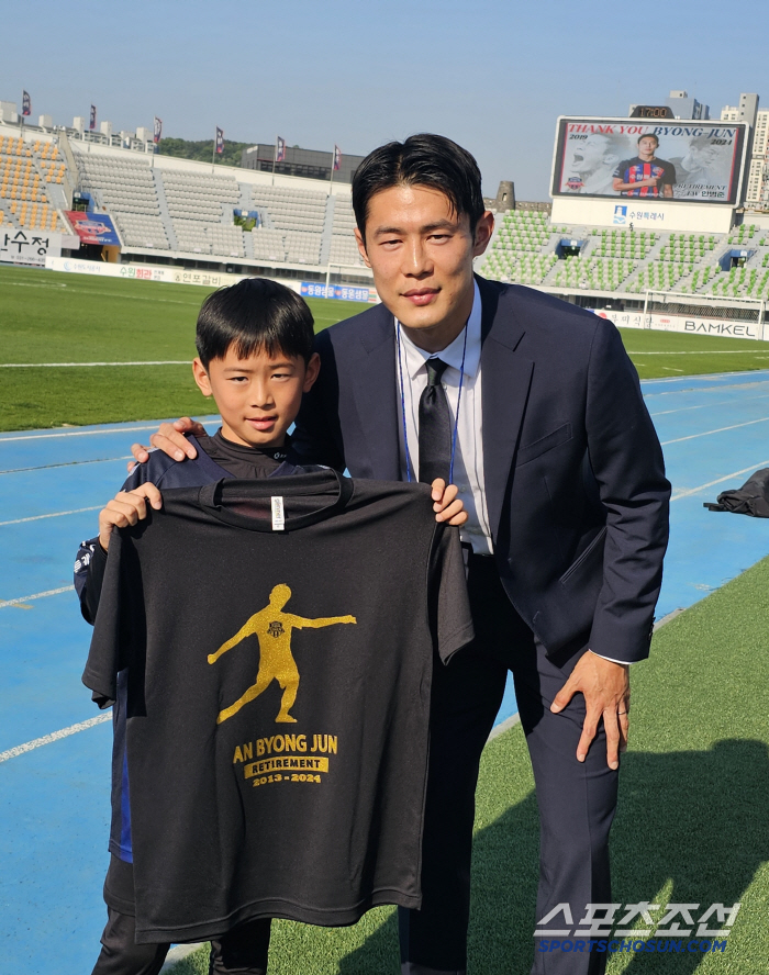 909 Suep Legend Ahn Byung-joon and soccer player's son Ahn Yong-chan, who will be remembered forever, at the emotional retirement ceremony