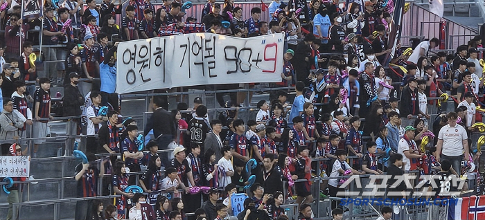 909 Suep Legend Ahn Byung-joon and soccer player's son Ahn Yong-chan, who will be remembered forever, at the emotional retirement ceremony
