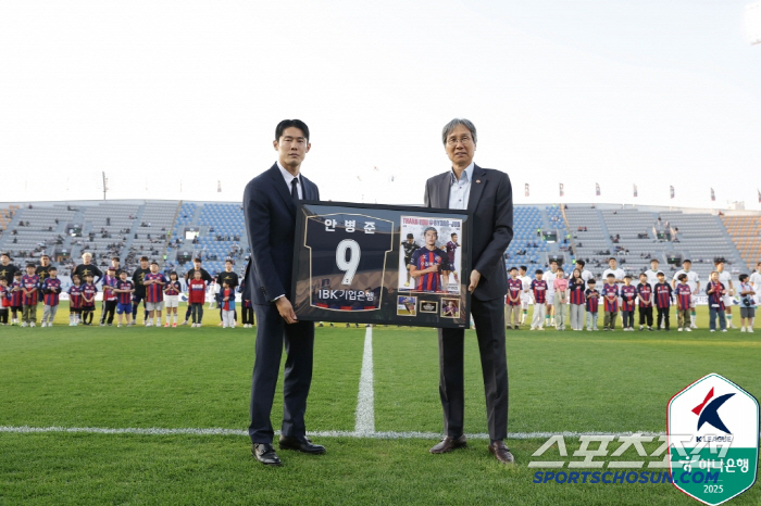 909 Suep Legend Ahn Byung-joon and soccer player's son Ahn Yong-chan, who will be remembered forever, at the emotional retirement ceremony