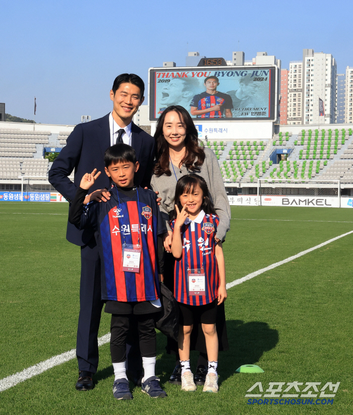 909 Suep Legend Ahn Byung-joon and soccer player's son Ahn Yong-chan, who will be remembered forever, at the emotional retirement ceremony