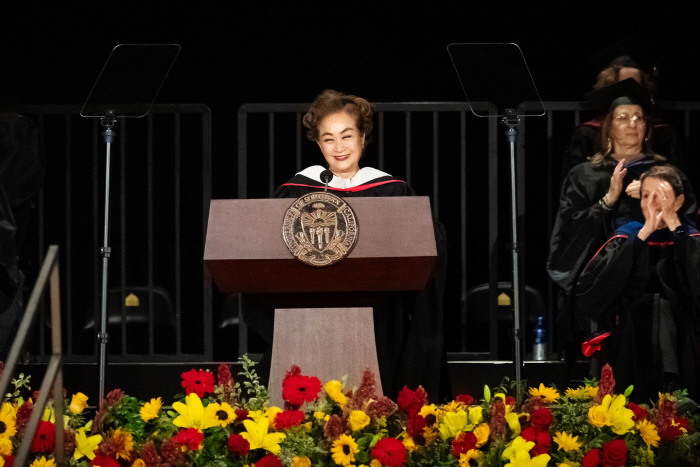 CJ Vice Chairman Lee Mi-kyung speaks at the SCA graduation ceremony..An open standing ovation for Spielberg and his anecdote. 
