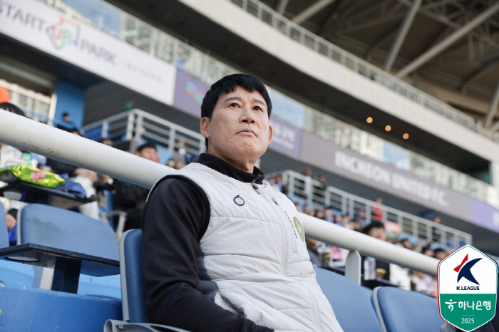 Director Ko Jung-woon, who participated in the controversy over spitting, didn't have such a scene. He's having a hard time