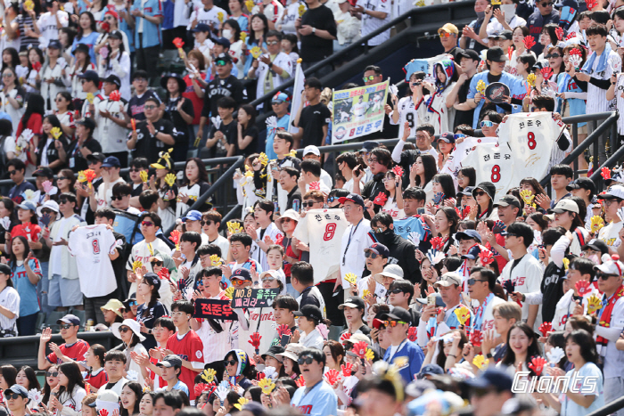 First time cheering, clean-up, and Venkle...Headshot → Everyday is fun for Bok-dong. 