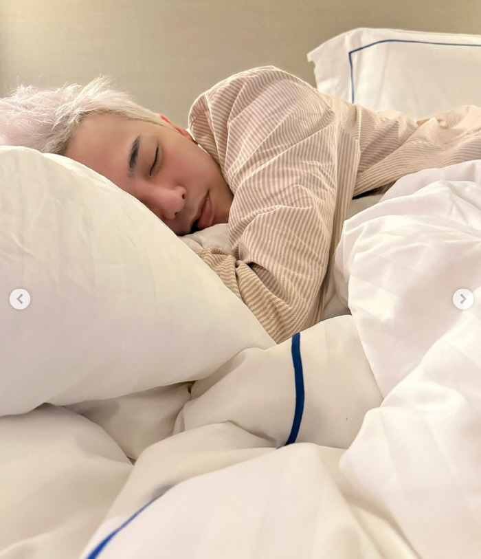 G-Dragon, there's no humiliation in your sleep..Baby Face on the Bed