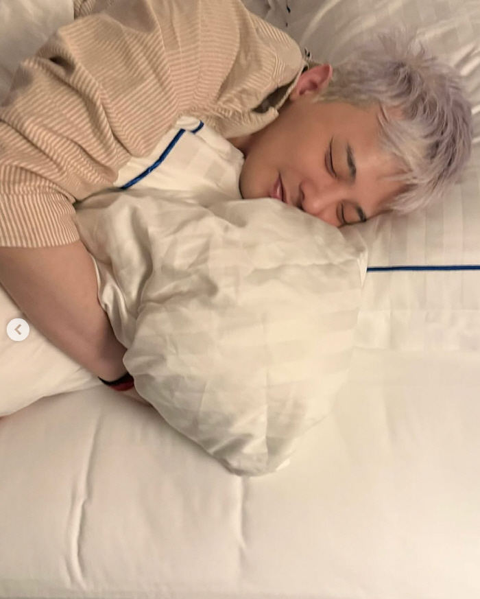 G-Dragon, there's no humiliation in your sleep..Baby Face on the Bed