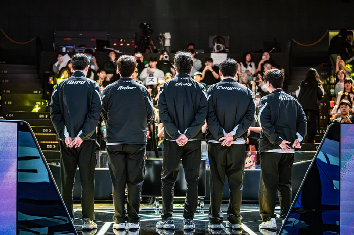 Gen.G, who won against T1, counting down to No. 1 in the first and second rounds with 14 wins