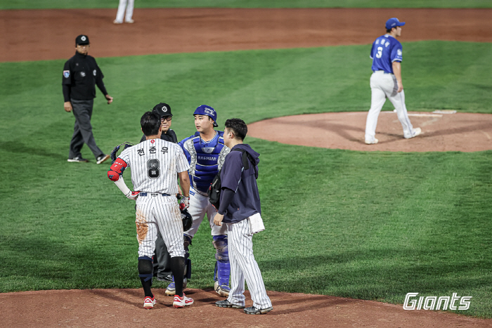 Headshot → Home Run → 148km fastball to Yun Dong-hee's head! Director Kim Tae-hyung couldn't stand it. RANT  Race toward Samsung's dugout...Benkle covered in Sajik 