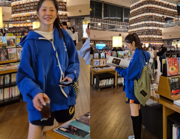Hyunjung Ko, without mask  hat, Starfield..Reading alone in the crowd