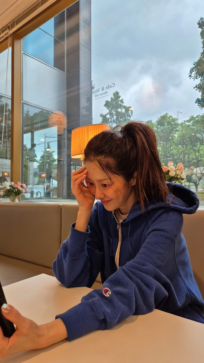 Hyunjung Ko, without mask  hat, Starfield..Reading alone in the crowd