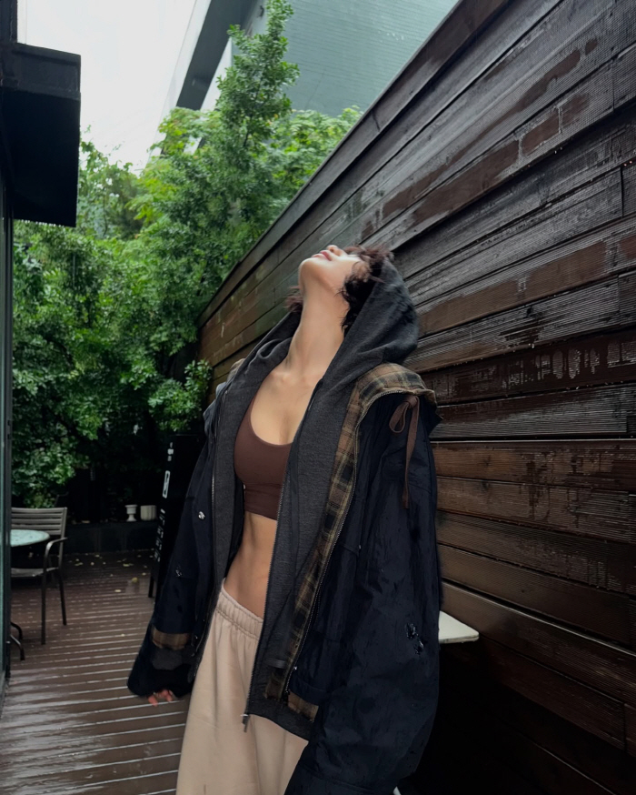 I was wondering whose back was...Model-like body, perfect 11-shaped abs. She's