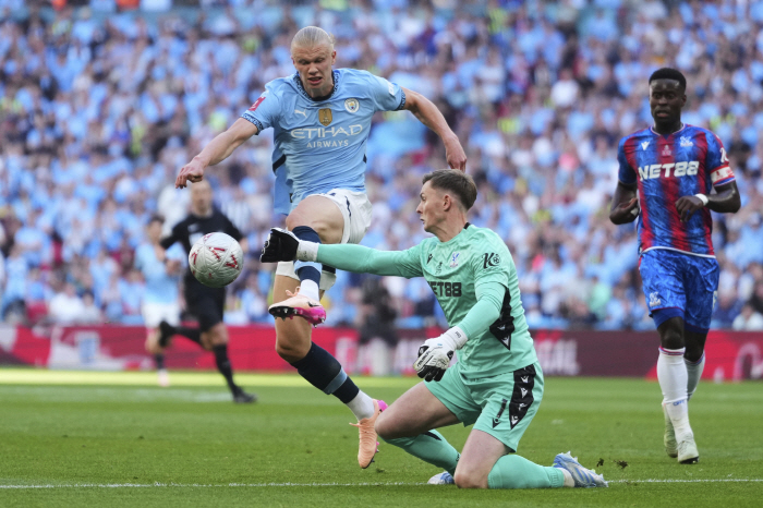 I'm annoyed. Finger at opponent GK after missing FA Cup, what the hell did Pep hear?
