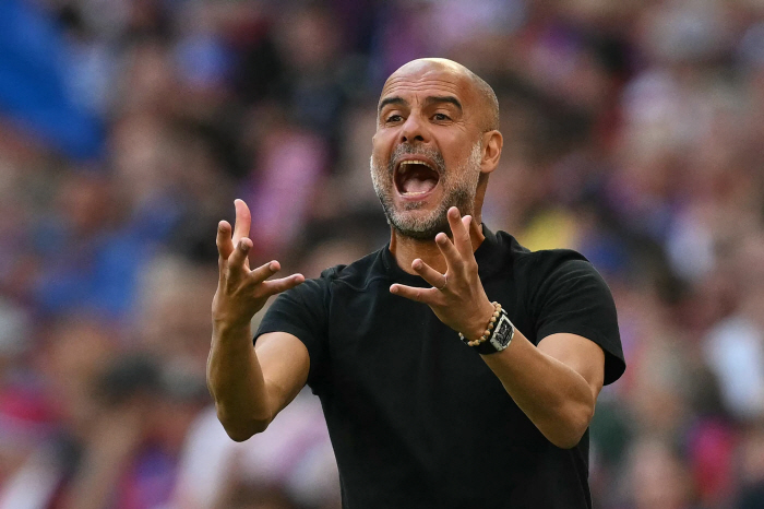 I'm annoyed. Finger at opponent GK after missing FA Cup, what the hell did Pep hear?