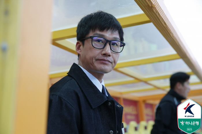 Director Park Tae-ha → I don't want to do my job Head coach Lee Jung-hyo focuses on soccer over Gwangju disciplinary controversy