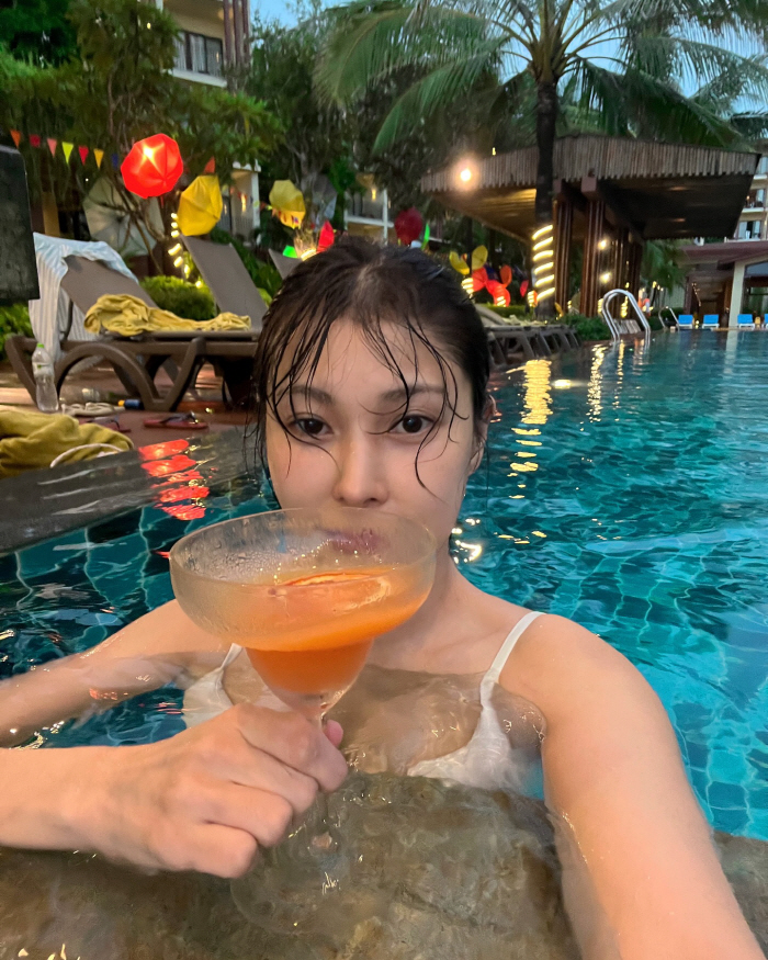 Park Gyuri's bikini body surprised..You met Yeoreum first