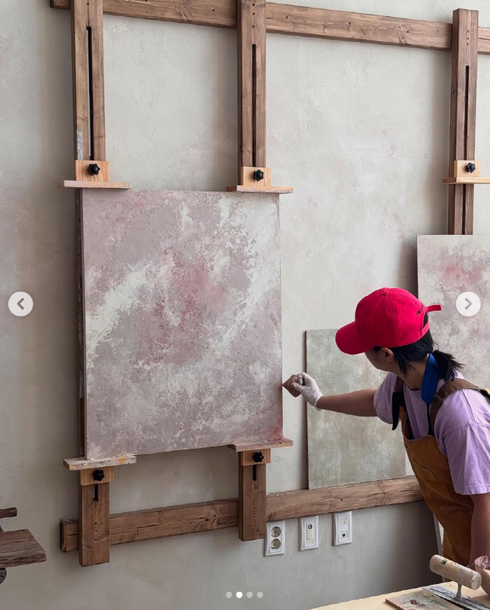 Park Na-rae Shows Off Artistic Side with European Makeup Hobby