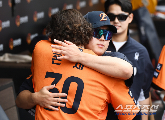 Ryu Hyun-jin, who demanded one more inning from 18K Ponce in tears, conveyed his true feelings to 'a 15-year-old junior who broke the record'