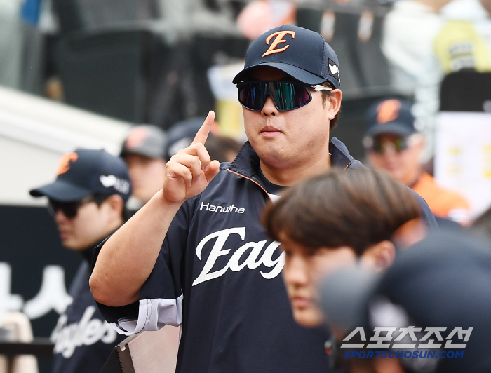 Ryu Hyun-jin, who demanded one more inning from 18K Ponce in tears, conveyed his true feelings to 'a 15-year-old junior who broke the record'