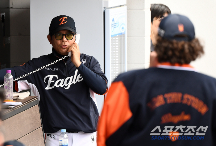 Ryu Hyun-jin, who demanded one more inning from 18K Ponce in tears, conveyed his true feelings to 'a 15-year-old junior who broke the record'