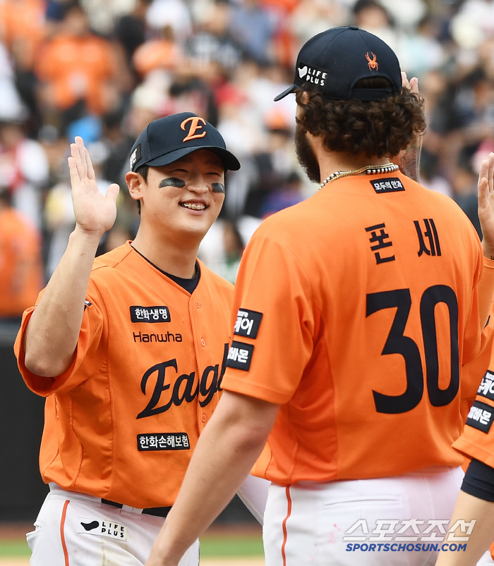 Ryu Hyun-jin, who demanded one more inning from 18K Ponce in tears, conveyed his true feelings to 'a 15-year-old junior who broke the record'