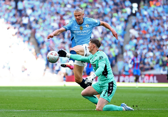 This is crazy. Son defenseman Henderson escaped from outside the penultimate box and saved PK → Pep explosion...Even Manchester United legend Rooney is angry about VAR uselessness