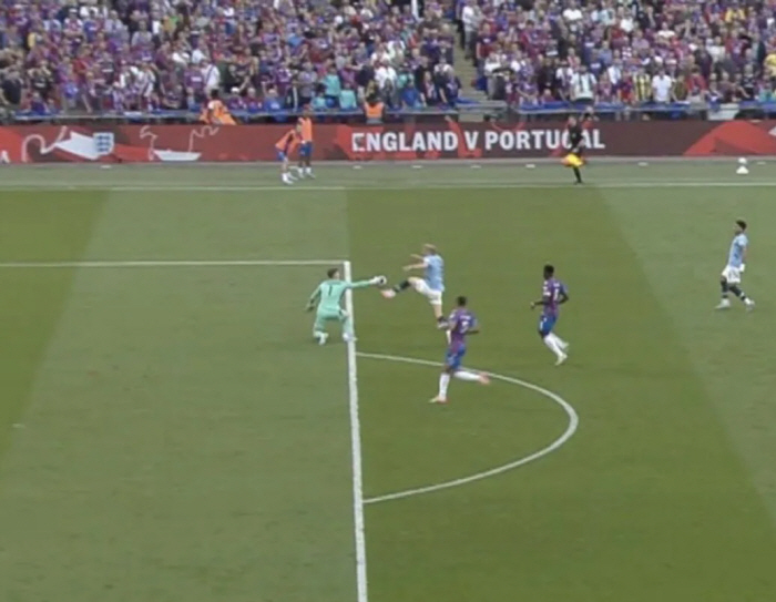 This is crazy. Son defenseman Henderson escaped from outside the penultimate box and saved PK → Pep explosion...Even Manchester United legend Rooney is angry about VAR uselessness