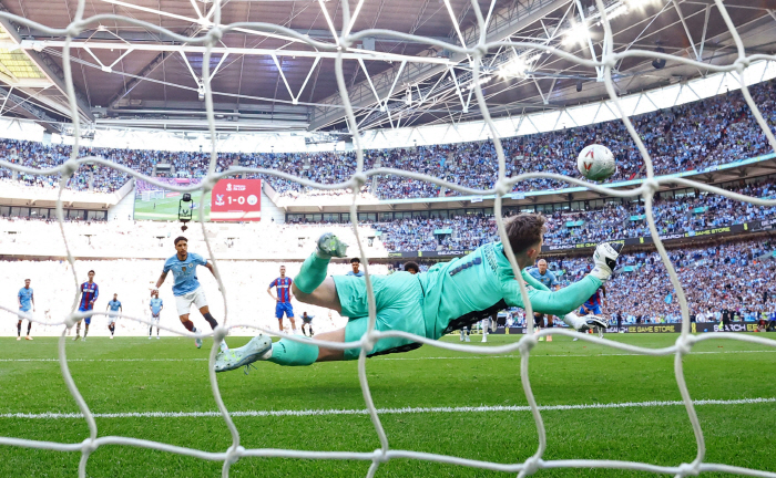 This is crazy. Son defenseman Henderson escaped from outside the penultimate box and saved PK → Pep explosion...Even Manchester United legend Rooney is angry about VAR uselessness