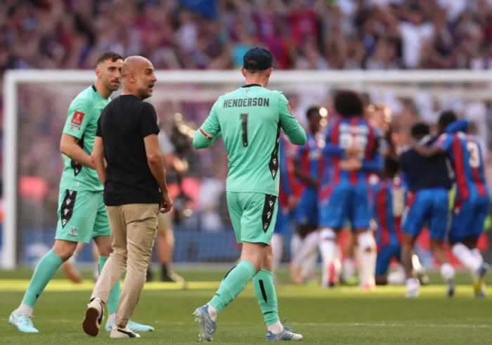 This is crazy. Son defenseman Henderson escaped from outside the penultimate box and saved PK → Pep explosion...Even Manchester United legend Rooney is angry about VAR uselessness