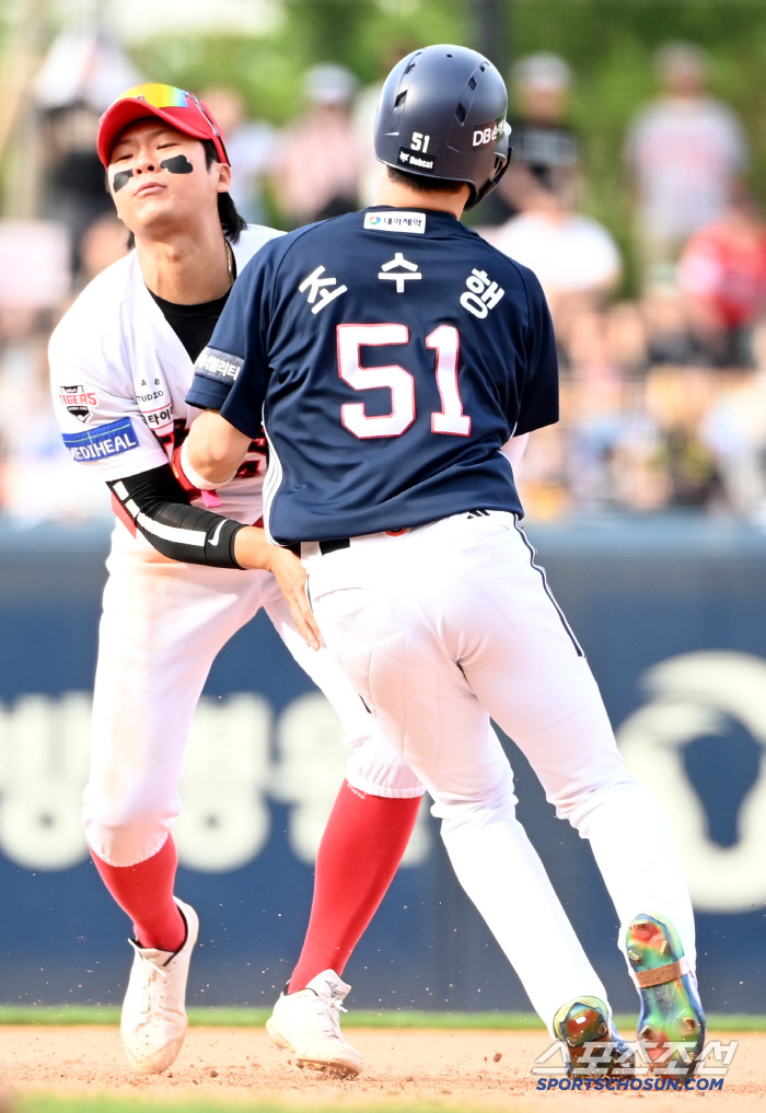Why are you pushing me in when I have to throw a ball? Kim Kyu-sung (Gwangju Field) who sweated a lot while being embarrassed by Cho's obstruction of defense