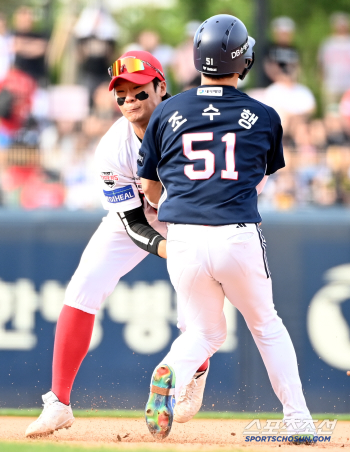 Why are you pushing me in when I have to throw a ball? Kim Kyu-sung (Gwangju Field) who sweated a lot while being embarrassed by Cho's obstruction of defense
