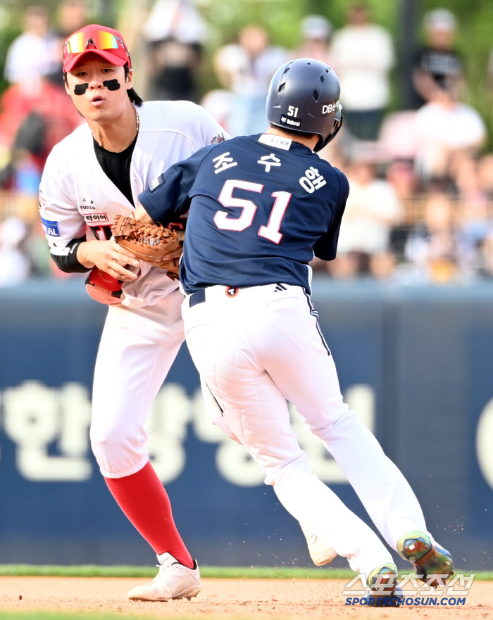 Why are you pushing me in when I have to throw a ball? Kim Kyu-sung (Gwangju Field) who sweated a lot while being embarrassed by Cho's obstruction of defense