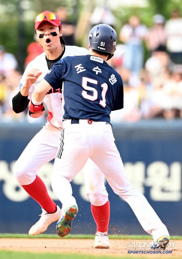 Why are you pushing me in when I have to throw a ball? Kim Kyu-sung (Gwangju Field) who sweated a lot while being embarrassed by Cho's obstruction of defense