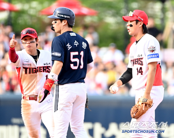 Why are you pushing me in when I have to throw a ball? Kim Kyu-sung (Gwangju Field) who sweated a lot while being embarrassed by Cho's obstruction of defense