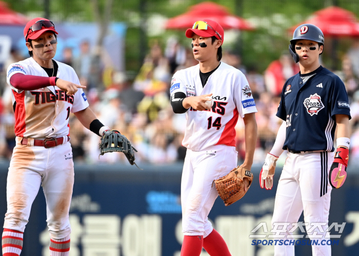 Why are you pushing me in when I have to throw a ball? Kim Kyu-sung (Gwangju Field) who sweated a lot while being embarrassed by Cho's obstruction of defense