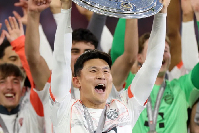 As expected, Korea's first Asian GOAT center back, Kim Min-jae, raises the trophy properly!→But endless rumors of emissions